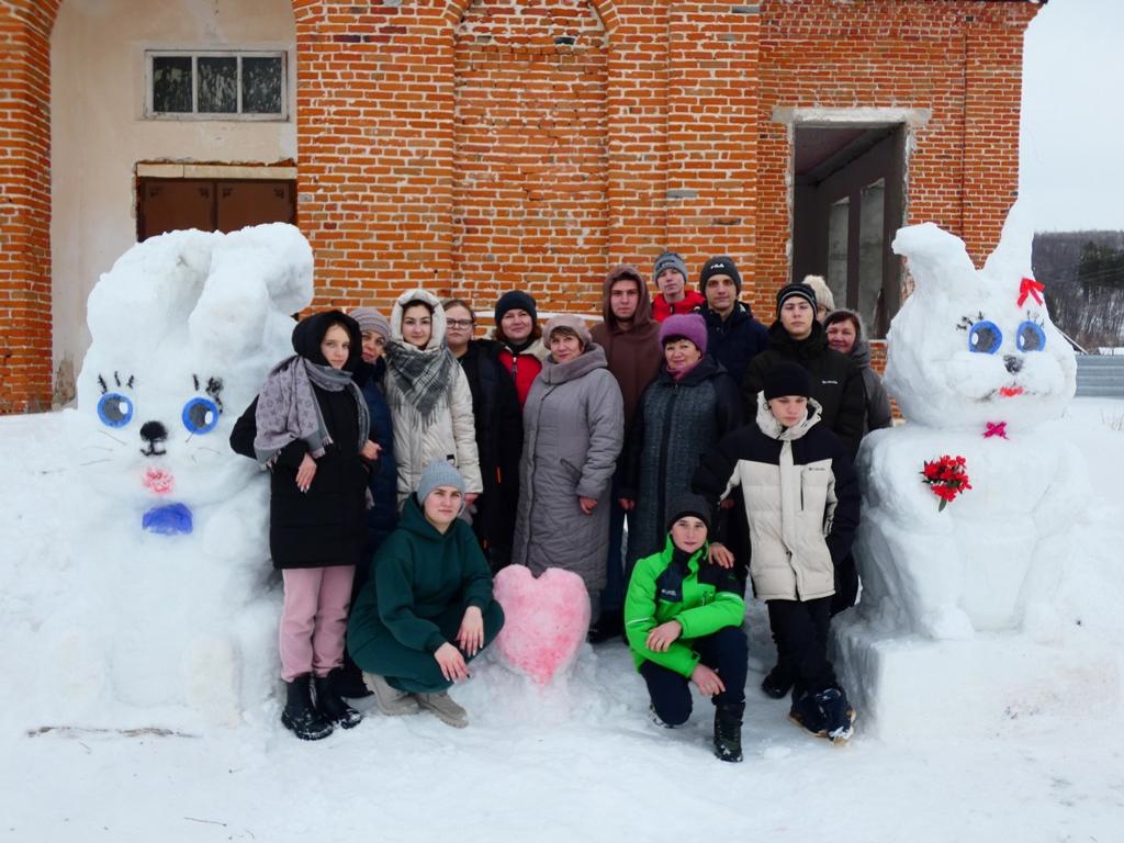 Саратовские школьники вылепили сказки из снега